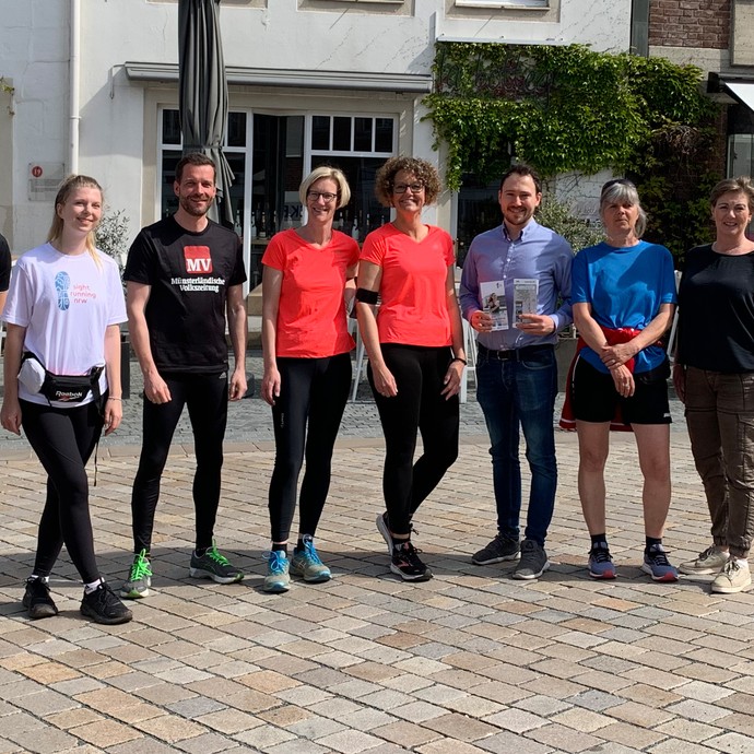 Gruppenbild mit Pressevertreter:innen und Initiatoren der Sight Running Route von Rheine