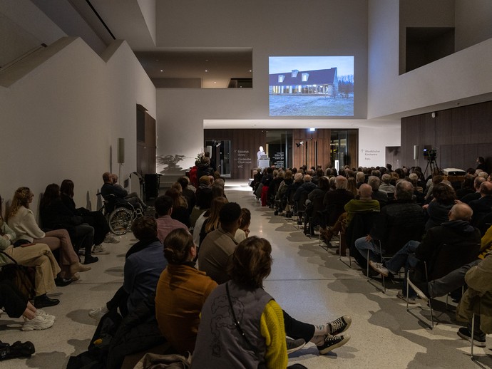 Blick ins Foyer des Museum mit den Besucher:innen (vergrößerte Bildansicht wird geöffnet)