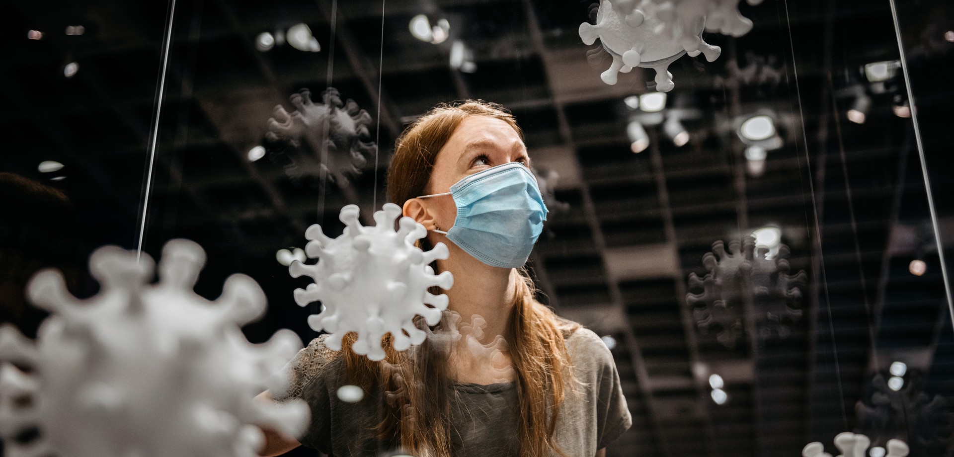 Besucherin eines Museums mit Atemschutzmaske