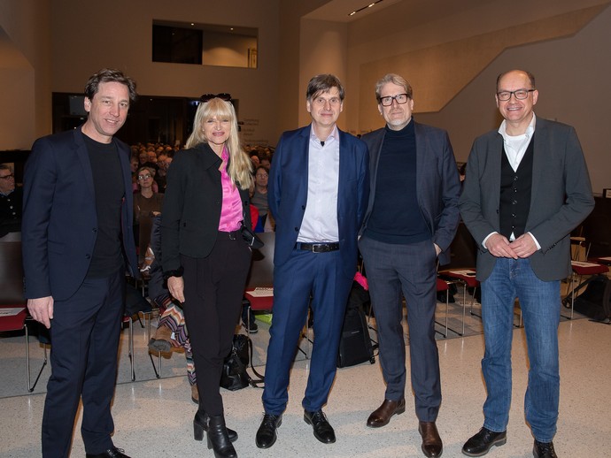 Gruppenbild der Ausrichter mit dem Gast des Eröffnungsabends (vergrößerte Bildansicht wird geöffnet)