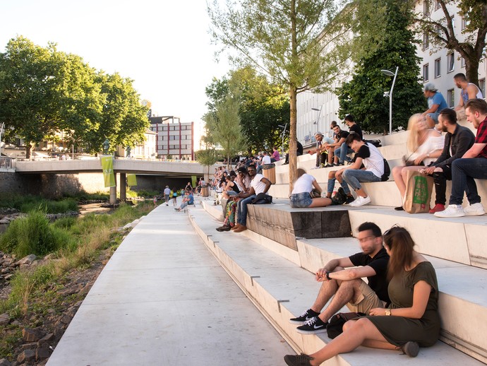Menschen auf den Sitzstufen der Treppenskulptur entlang der Sieg (vergrößerte Bildansicht wird geöffnet)