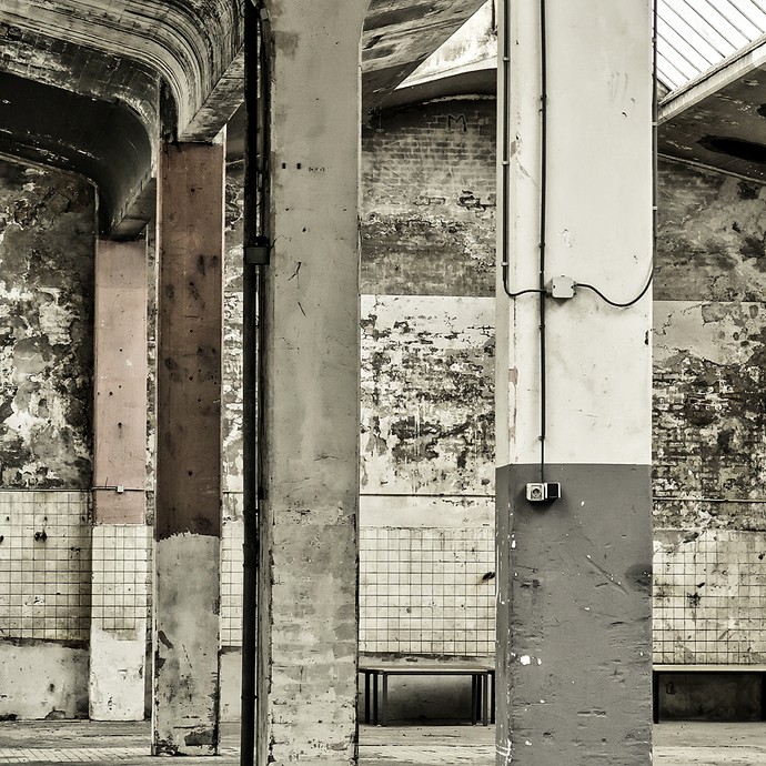 Innenraum einer derzeit ungenutzten Industriehalle (vergrößerte Bildansicht wird geöffnet)