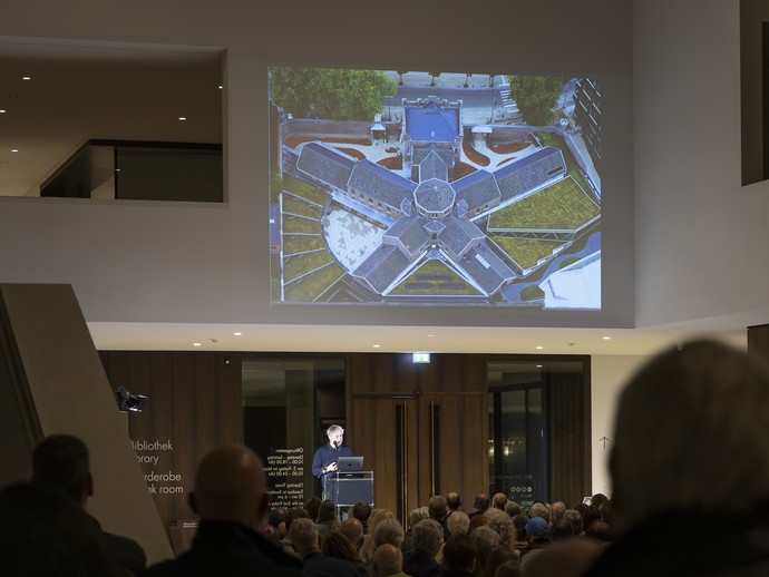 Besucher:innen im LWL-Museum für Kunst und Kultur (vergrößerte Bildansicht wird geöffnet)