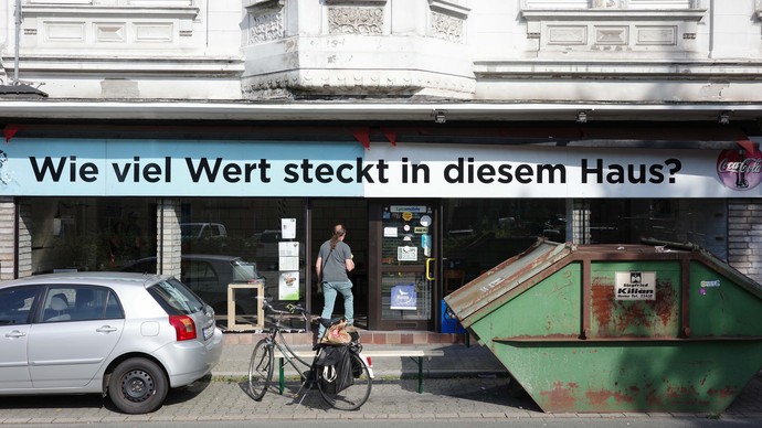 Eingang vom Gebäude das als Umbaulabor dient Eingang vom Gebäude das als Umbaulabor dient