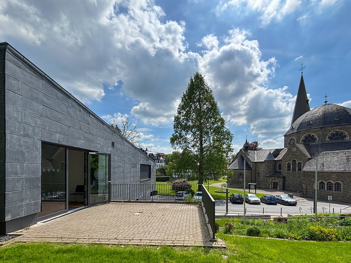 Das Gemeindezentrum gegenüber der Kirche (vergrößerte Bildansicht wird geöffnet)