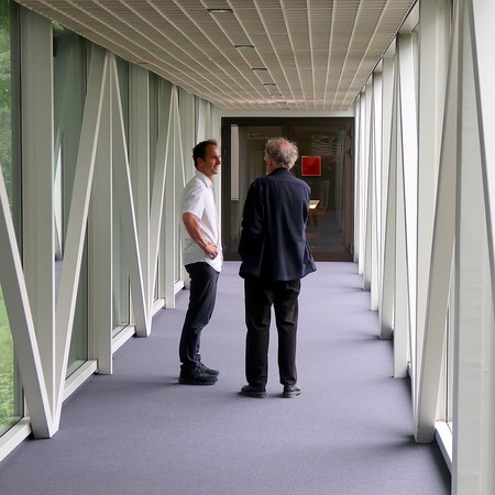 Zwei Teilnehmende des Hausbesuchs auf einer Verbindungsbrücke des Museumszentrums