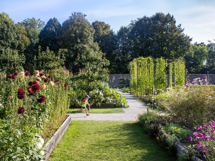 Berankte Pergola als Akzent im üppigen Küchengarten (vergrößerte Bildansicht wird geöffnet)