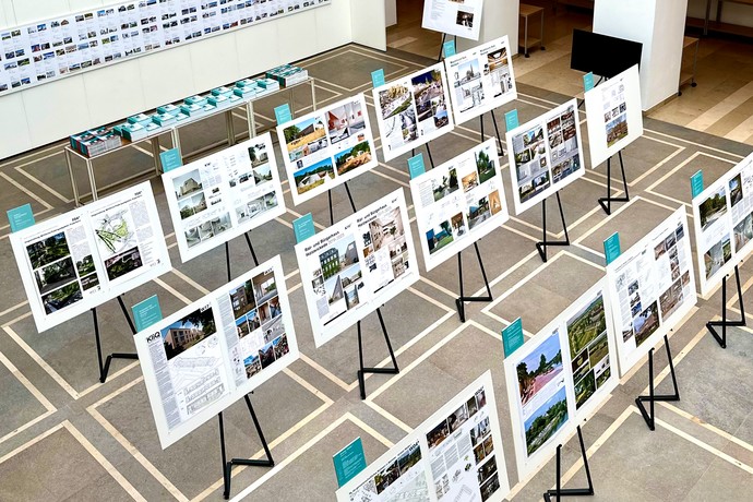 Ausstellung zum Westfälischen Preis für Baukultur 2025 im Lichthof vom Landeshaus in Münster