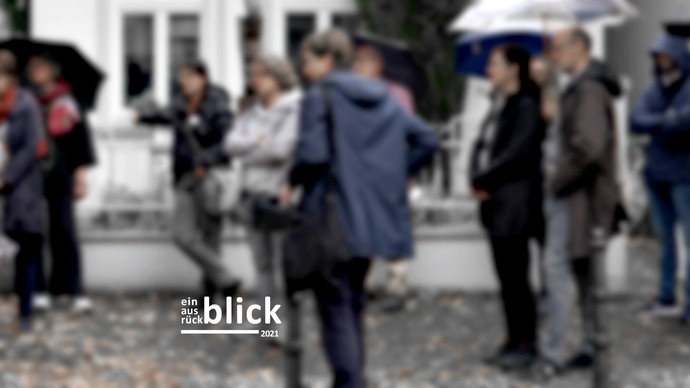 Eine Gruppe von Teilnehmenden auf einem Stadtspaziergang
