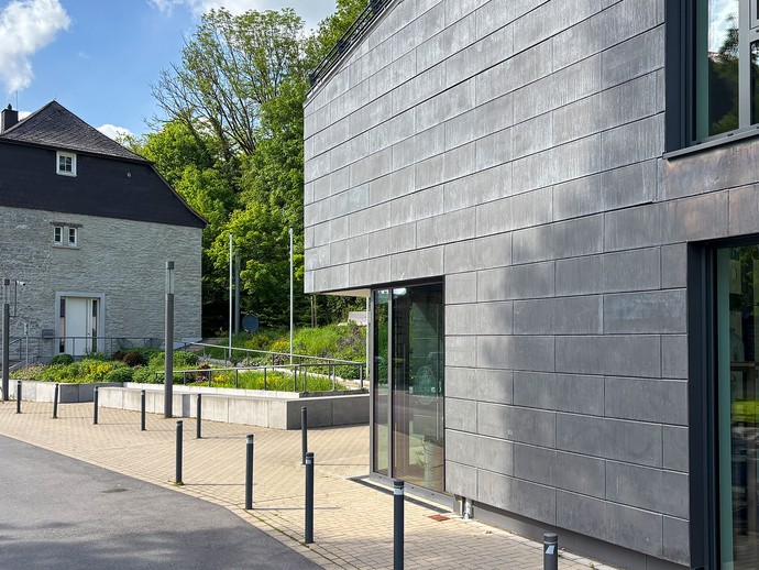 Freiflächen zwischen dem Gemeindezentrum und dem Küsterhaus (vergrößerte Bildansicht wird geöffnet)