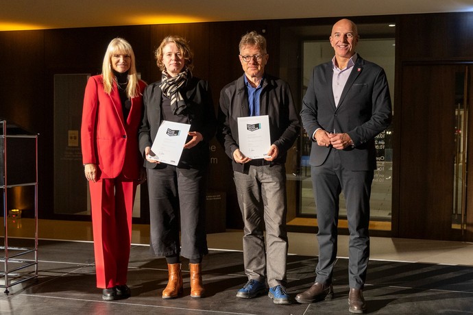 Gruppenbild Urkundenübergabe