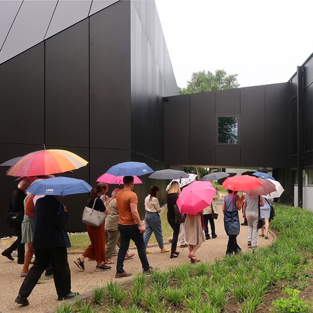 Teilnehmende des Hausbesuchs vor dem Erweiterungsbau des Museumszentrums