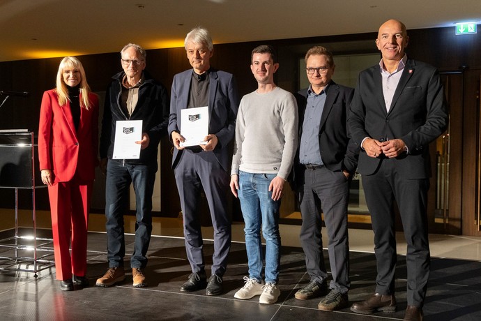 Gruppenbild Urkundenübergabe
