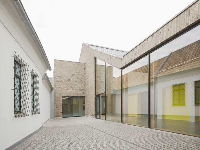 Blick in den Innenhof, mit angrenzendem Armenhaus, Zentrumsachse und Pädagogikbereich (vergrößerte Bildansicht wird geöffnet)