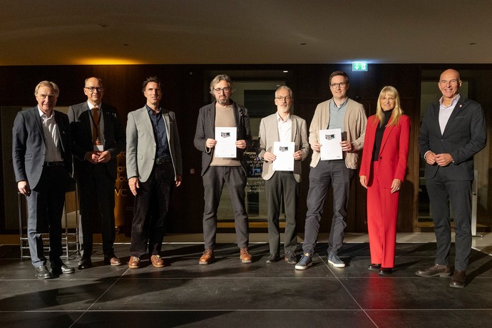 Gruppenbild Urkundenübergabe