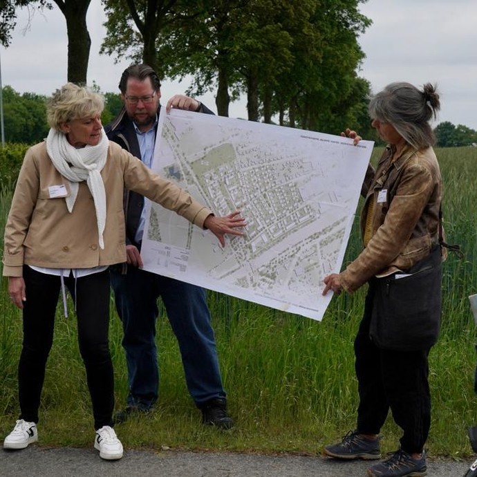 Vertreter:innen der Stadtplanung erläutern die Rahmenplanung vor Ort (vergrößerte Bildansicht wird geöffnet)