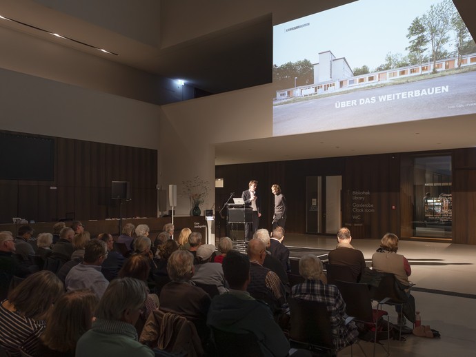 Besucher:innen im LWL-Museum für Kunst und Kultur (vergrößerte Bildansicht wird geöffnet)