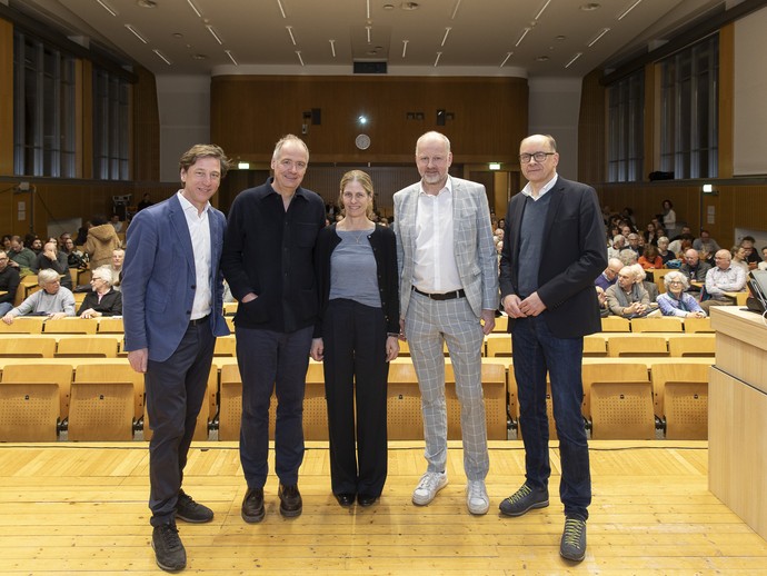Gruppenbild der Ausrichter mit dem Gast des Eröffnungsabends (vergrößerte Bildansicht wird geöffnet)