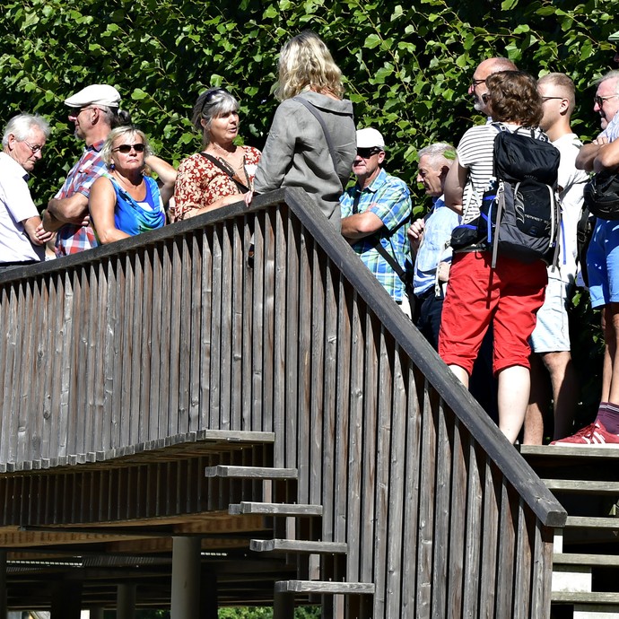 Teilnehmende der Baukulturexkursion im Salinenpark (vergrößerte Bildansicht wird geöffnet)