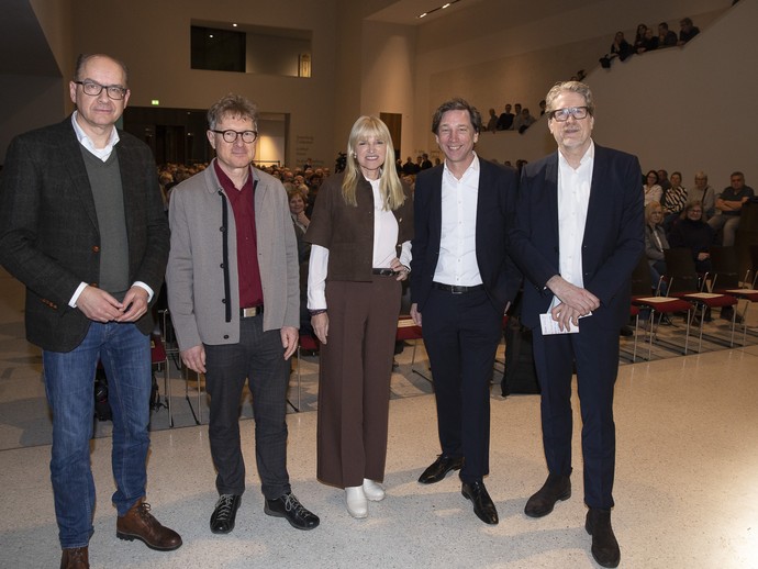 Gruppenbild der Ausrichter mit dem Gast des Eröffnungsabends (vergrößerte Bildansicht wird geöffnet)