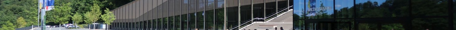 Besuchsgruppe vor Museumseingang