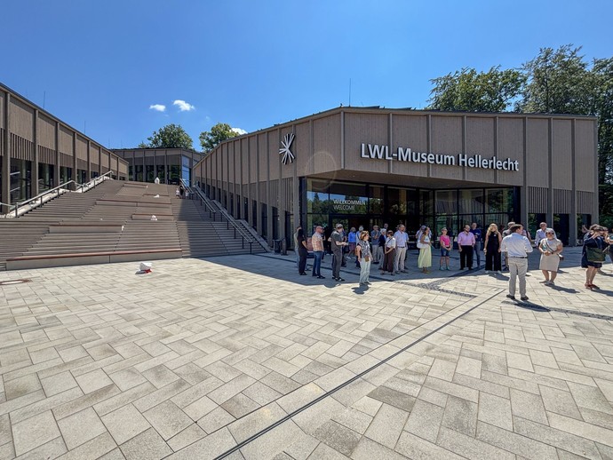 Das dreiteilige Forum: Ausstellung (links), Bistro/Workshopräume (Mitte) und Foyer/Auditorium (rechts) (vergrößerte Bildansicht wird geöffnet)