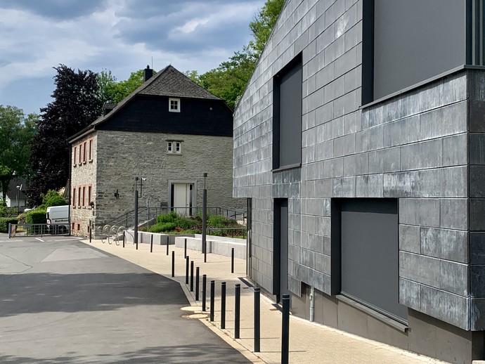 Ansicht Bauzaun mit Werbebanner (vergrößerte Bildansicht wird geöffnet)