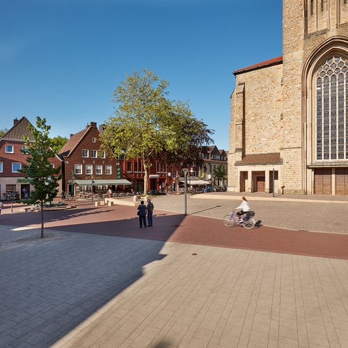 Ansicht: Stadtplatz vor der Kirche
