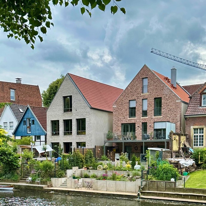 Wohngebäude am Wasser (vergrößerte Bildansicht wird geöffnet)