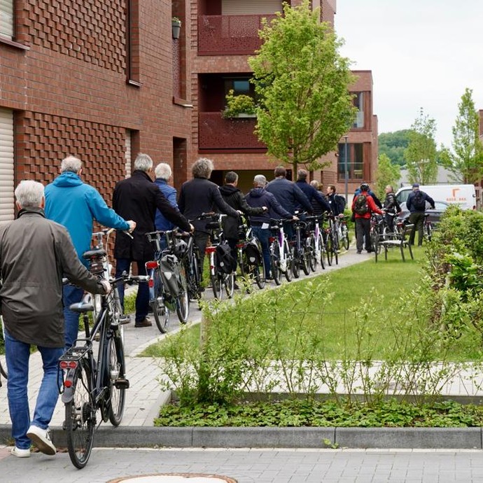 Teilnehmende der Exkursion besichtigen das Wohnquartier am Haselbach (vergrößerte Bildansicht wird geöffnet)