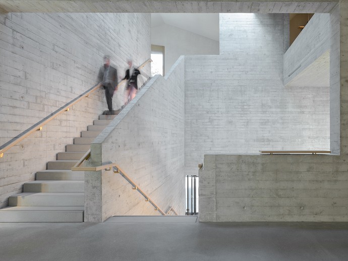 Blick ins Atrium mit Treppenanlage (vergrößerte Bildansicht wird geöffnet)