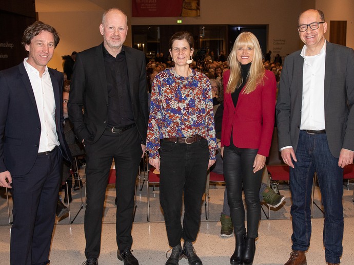 Gruppenbild der Ausrichter mit der Referentin (vergrößerte Bildansicht wird geöffnet)