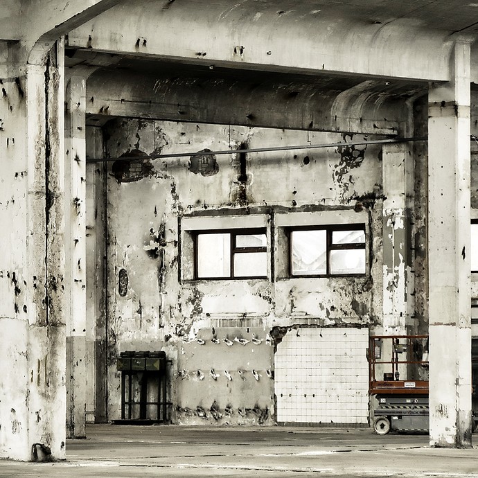 Innenraum einer derzeit ungenutzten Industriehalle (vergrößerte Bildansicht wird geöffnet)