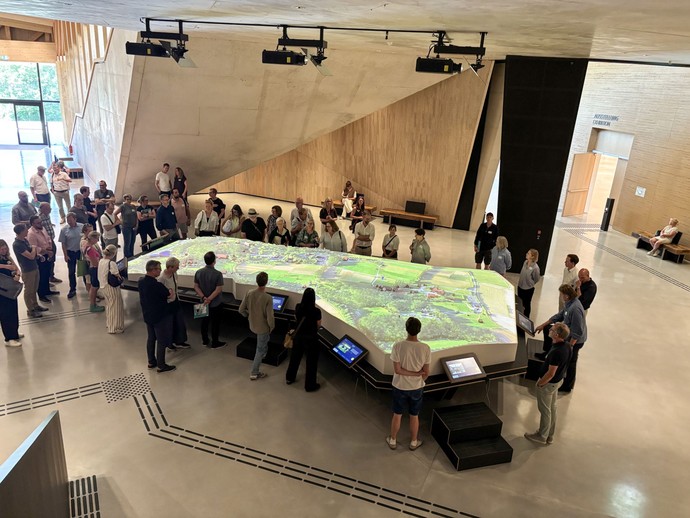 Geländemodell mit animierter Projektion (Innenarchitektur und Ausstellungsdesign: Atelier Brückner, Stuttgart) (vergrößerte Bildansicht wird geöffnet)