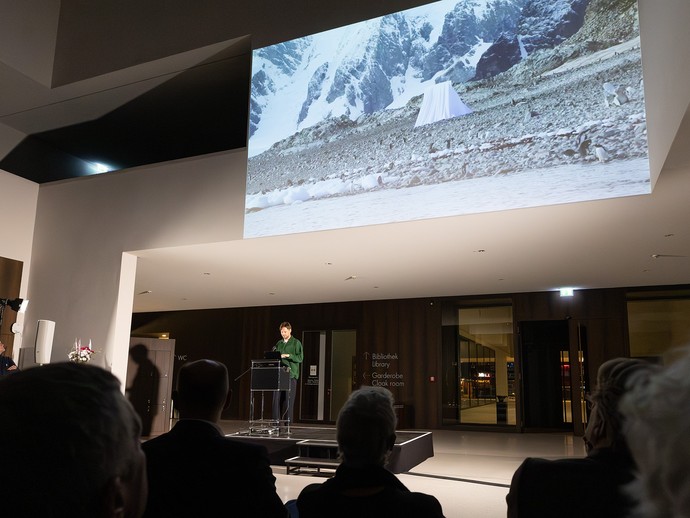 Besucher:innen im LWL-Museum für Kunst und Kultur (vergrößerte Bildansicht wird geöffnet)