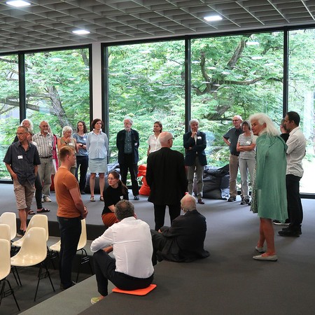 Teilnehmende des Hausbesuchs im Eingangsbereich vom Museumszentrum