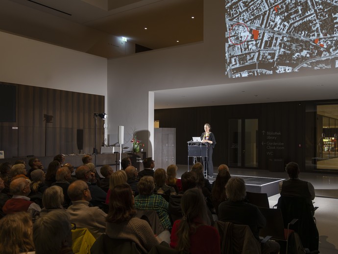 Besucher:innen im LWL-Museum für Kunst und Kultur (vergrößerte Bildansicht wird geöffnet)