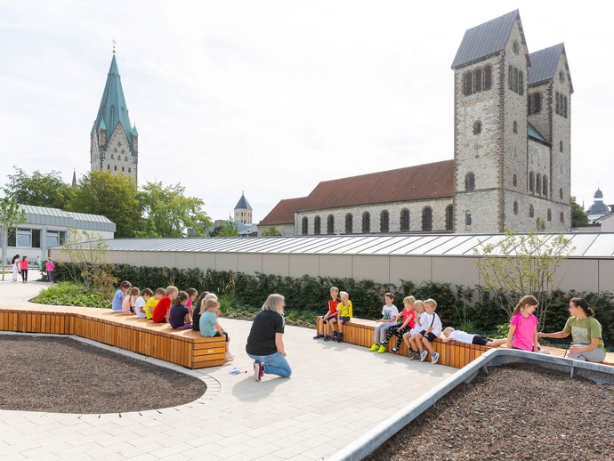 Schulhof auf dem Dach der Sporthalle (vergrößerte Bildansicht wird geöffnet)