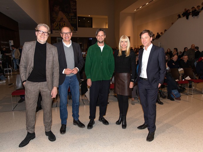 Gruppenbild der Ausrichter mit dem Gast des Eröffnungsabends (vergrößerte Bildansicht wird geöffnet)