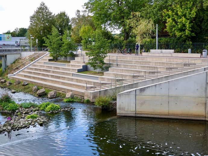Sitztreppe gegenüber der Berkelmühle (vergrößerte Bildansicht wird geöffnet)
