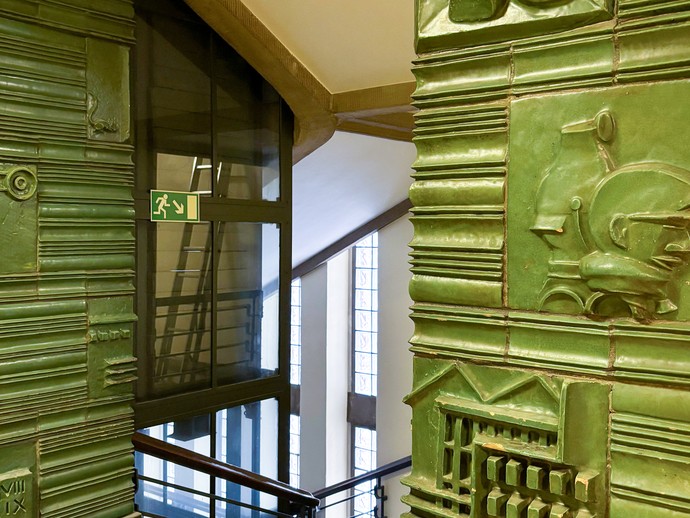 Verzierungen von 1929 im Haupttreppenhaus des ehemaligen Polizeigebäudes (vergrößerte Bildansicht wird geöffnet)