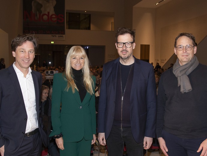 Gruppenbild der Ausrichter mit dem Gast des Abends (vergrößerte Bildansicht wird geöffnet)