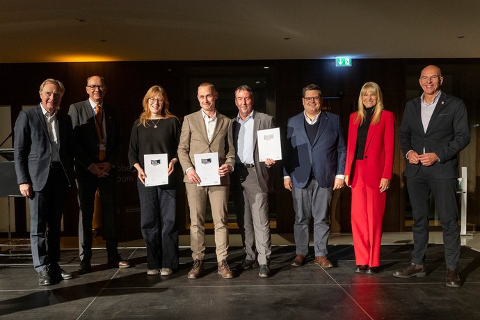 Gruppenbild Urkundenübergabe