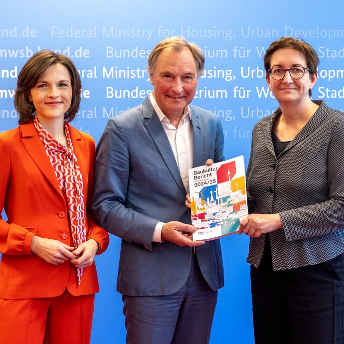Übergabe Baukulturbericht 2024/25 Elisabeth Kaiser, Reiner Nagel, Klara Geywitz