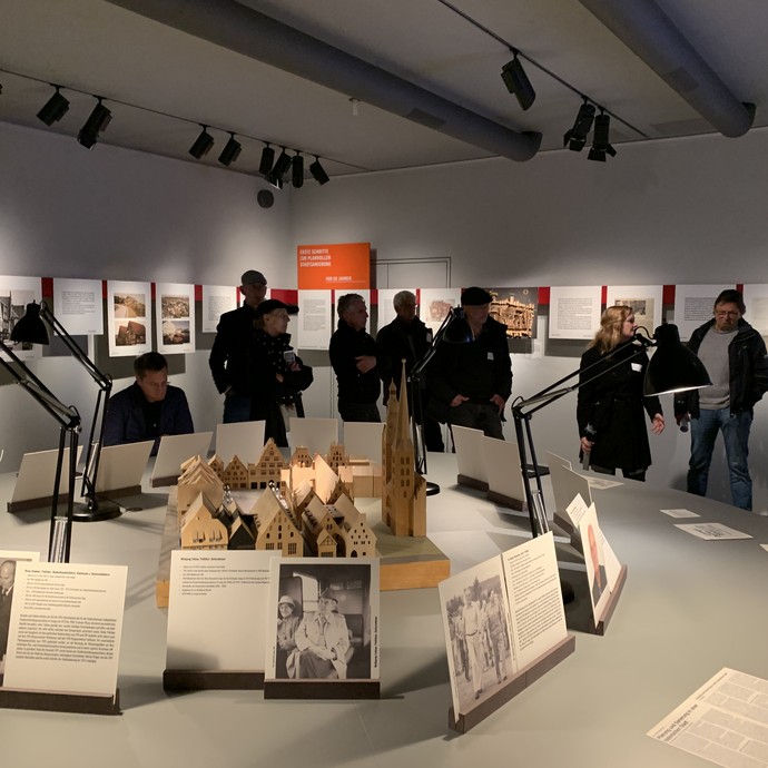 Teilnehmende in der Ausstellung: “VOR 50 JAHREN. Lemgoer Stadtsanierung zwischen Erhalt und Erneuerung“ (vergrößerte Bildansicht wird geöffnet)