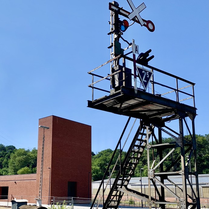 Eisenbahnsignal mit Blick auf das Empfangsgebäude (vergrößerte Bildansicht wird geöffnet)