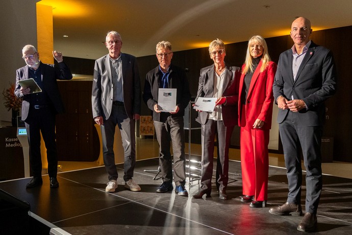 Gruppenbild Urkundenübergabe