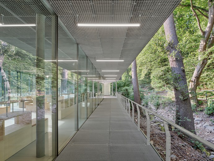 Überdachter Museumszugang entlang des Mäckinger Baches (vergrößerte Bildansicht wird geöffnet)