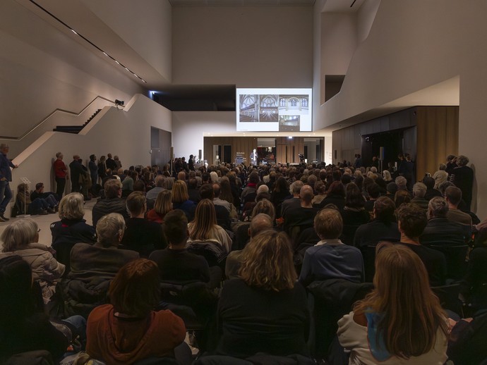 Besucher:innen im LWL-Museum für Kunst und Kultur (vergrößerte Bildansicht wird geöffnet)