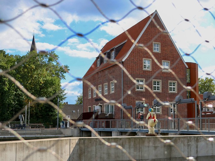 Ein Fangzaun verhindert das Kinder in die Berkel stürzen (vergrößerte Bildansicht wird geöffnet)